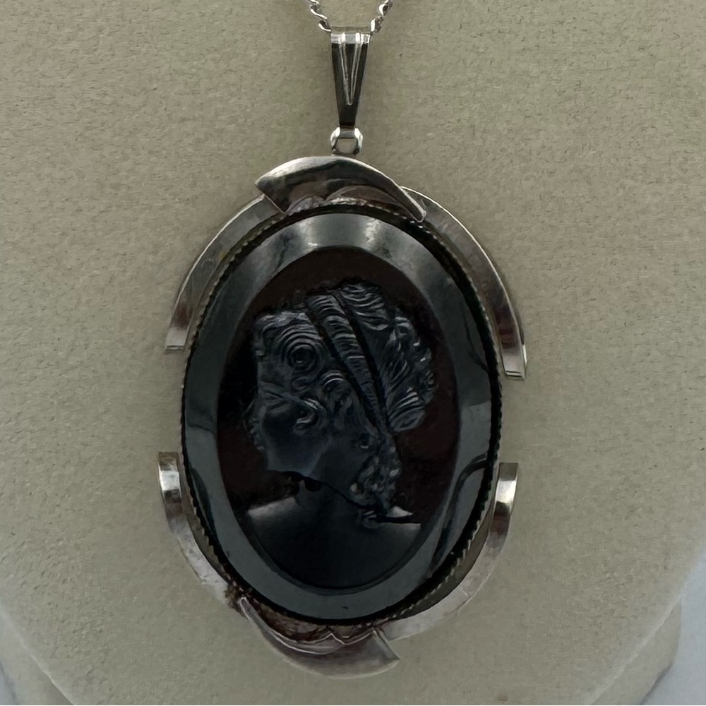 Vintage Sarah Coventry Silver Tone Left Facing Cameo Pendant Necklace Signed